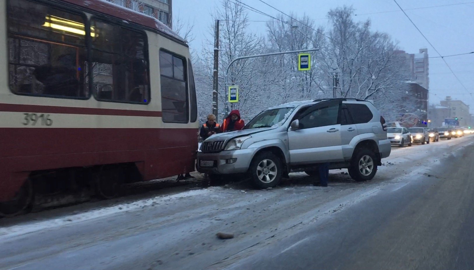 Toyota Land Cruiser врезался в трамвай