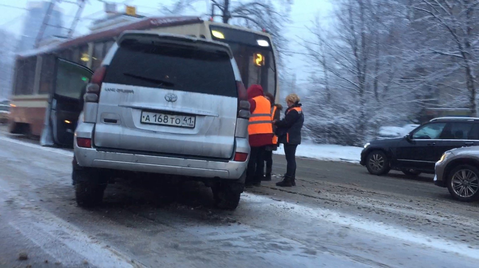 Toyota Land Cruiser врезался в трамвай