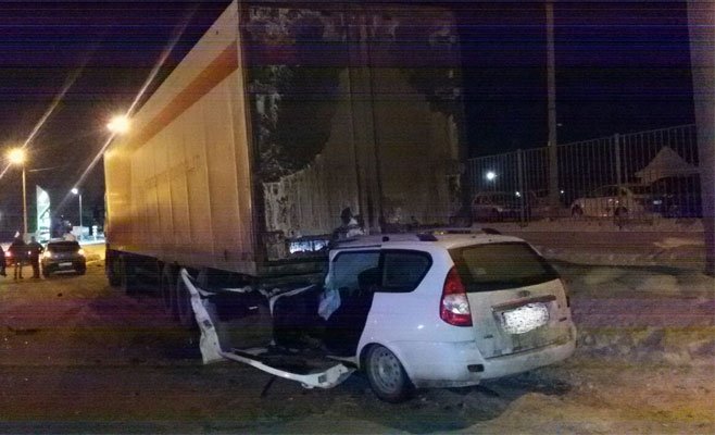 В Татарстане «Приора» залетела под фуру: погиб человек В Татарстане «Приора» залетела под фуру погиб человек (1)