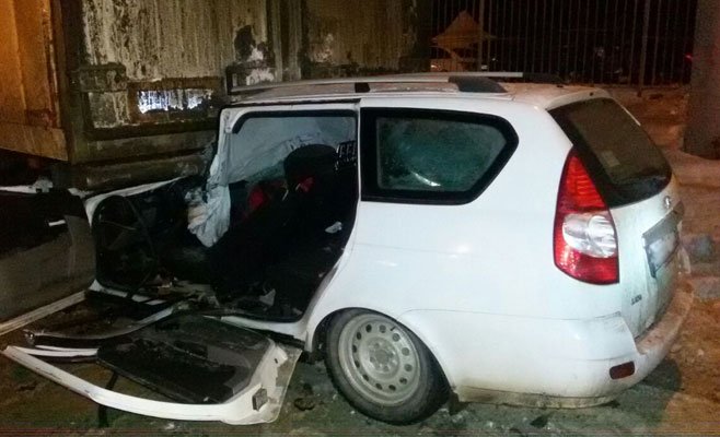 В Татарстане «Приора» залетела под фуру: погиб человек В Татарстане «Приора» залетела под фуру погиб человек (5)