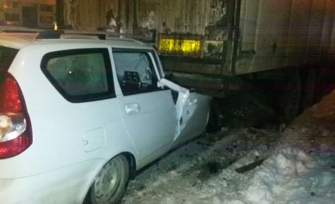 В Татарстане «Приора» залетела под фуру: погиб человек В Татарстане «Приора» залетела под фуру погиб человек (3)