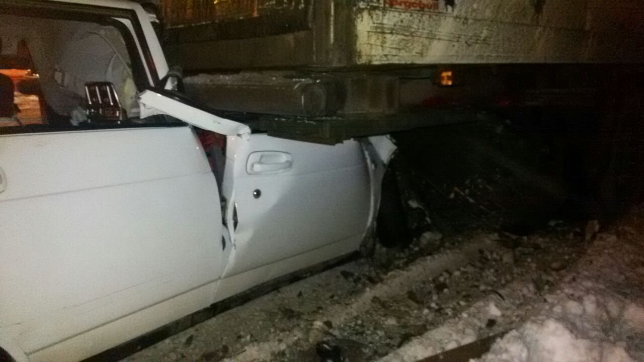 В Татарстане «Приора» залетела под фуру: погиб человек В Татарстане «Приора» залетела под фуру погиб человек (4)