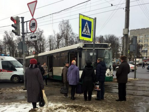 В Петербурге на Стачек столкнулись два автобуса В Петербурге на Стачек столкнулись два автобуса