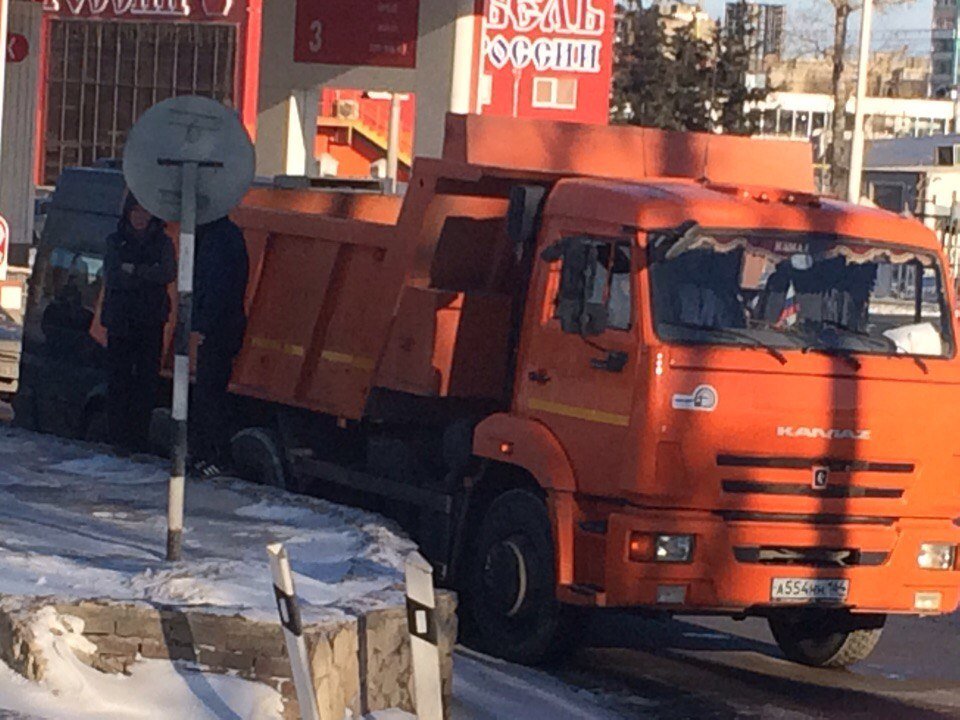 В Саратове в ДТП с маршруткой и КамАЗом пострадали четыре человека В Саратове в ДТП с маршруткой и КамАЗом пострадали четыре человека (1)