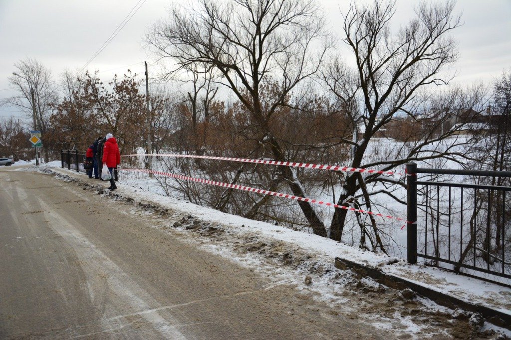 В Пензе внедорожник рухнул с моста В Пензе внедорожник рухнул с моста (2).jpg