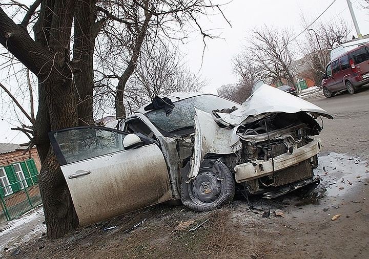 В Батайске иномарка врезалась в дерево погибла девушка (2).jpg