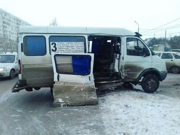 В Волжском столкнулись маршрутка и КамАЗ (2).jpg