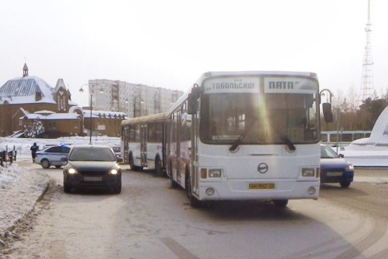В Тобольске в ДТП с двумя автобусами пострадали пять человек 1