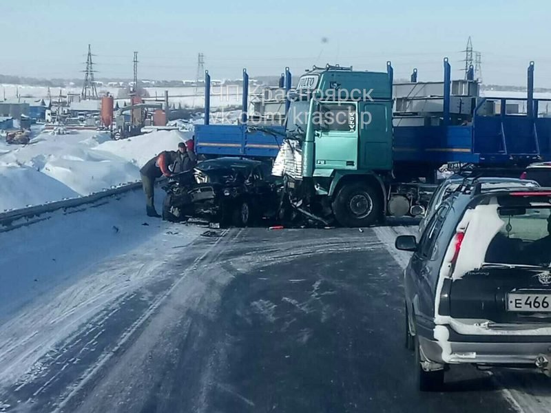 В Красноярске грузовик смял легковушку: погиб человек В Красноярске грузовик смял легковушку погиб человек (1).jpg
