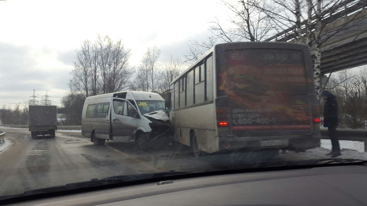 В Петербурге столкнулись две маршрутки (1).JPG