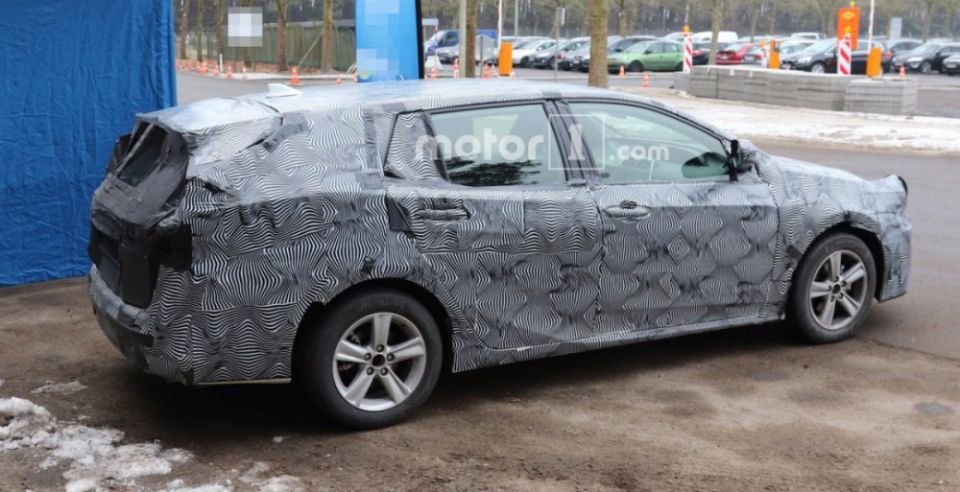 Обновленная Toyota Avensis замечена на дорожных тестах (1).jpg