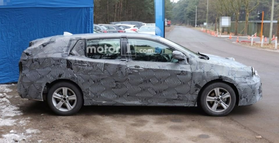 Обновленная Toyota Avensis замечена на дорожных тестах (4).jpg
