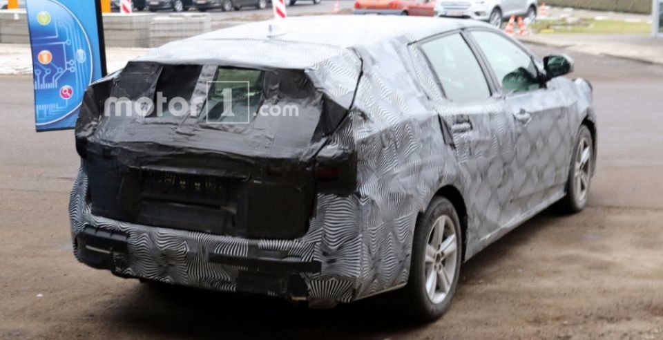 Обновленная Toyota Avensis замечена на дорожных тестах (3).jpg
