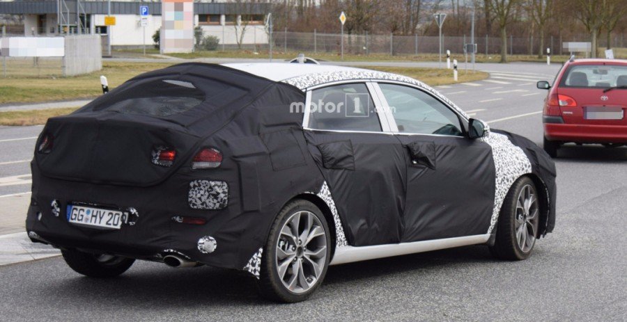 Hyundai i30 Fastback 2018 заснят на тестах (3).jpg
