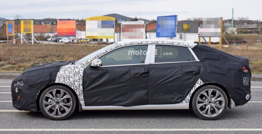 Hyundai i30 Fastback 2018 заснят на тестах (2).jpg