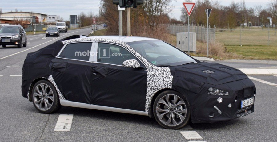 Hyundai i30 Fastback 2018 заснят на тестах (1).jpg