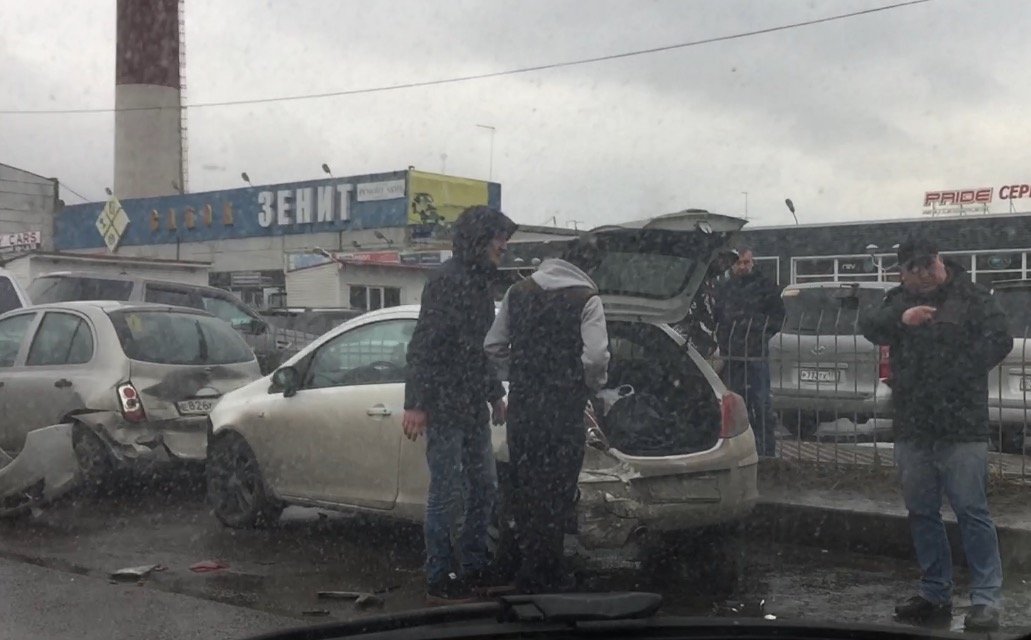 Наркоман за рулем врезался сразу в пять автомобилей на авторынке Энергетиков Массовая авария напроспекте Энергетиков