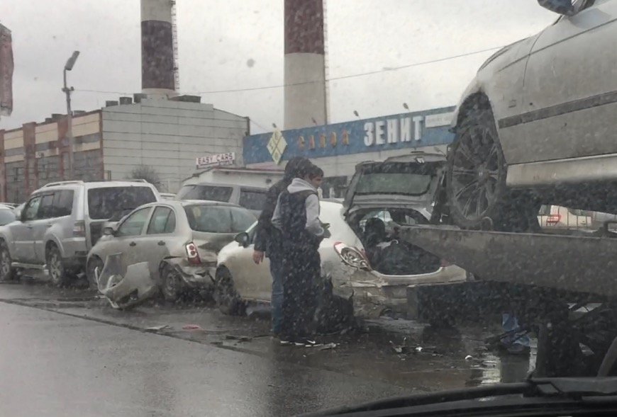 Наркоман за рулем врезался сразу в пять автомобилей на авторынке Энергетиков Массовая авария напроспекте Энергетиков