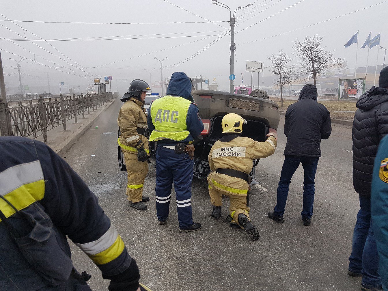 В Петербурге перевернулся автомобиль В Петербурге перевернулся автомобиль (2).jpg
