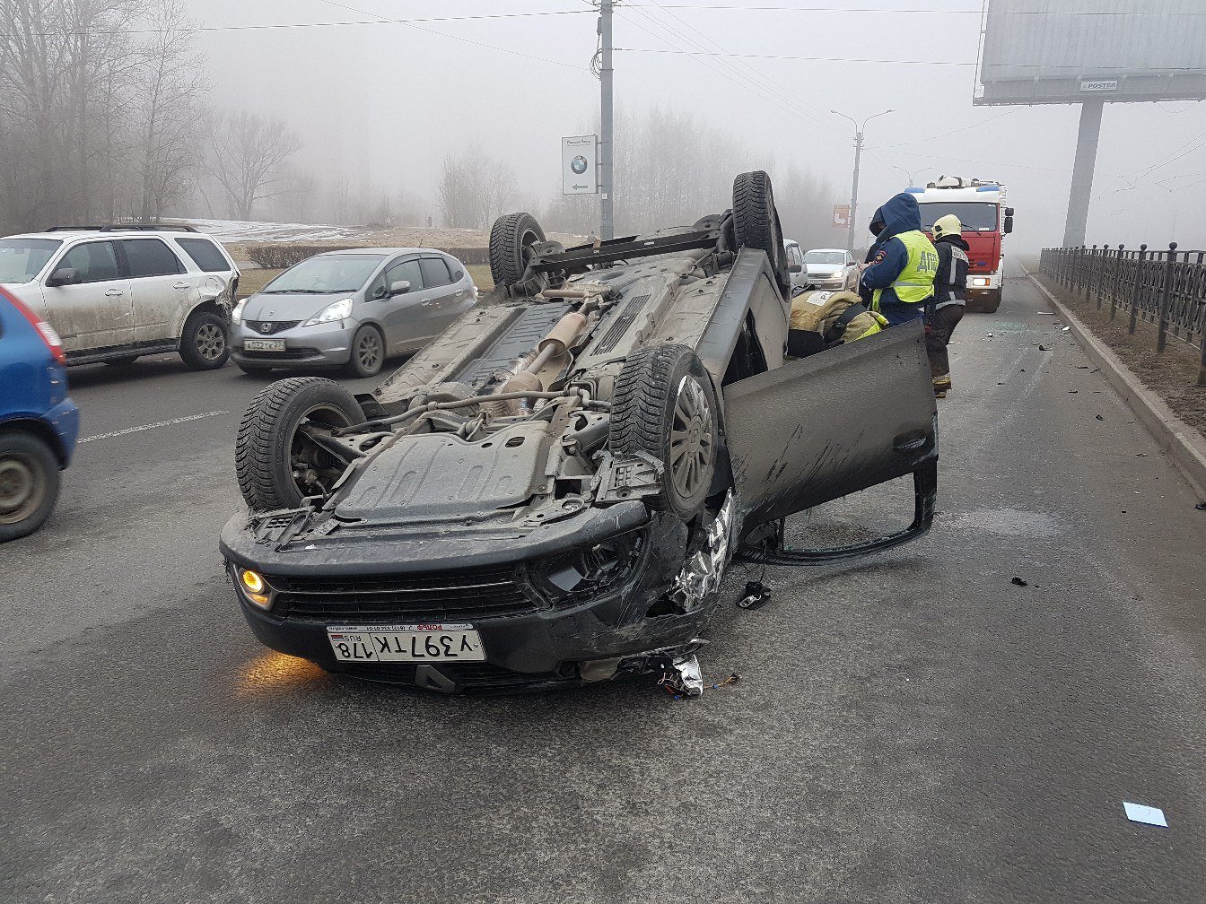 В Петербурге перевернулся автомобиль В Петербурге перевернулся автомобиль (4).jpg
