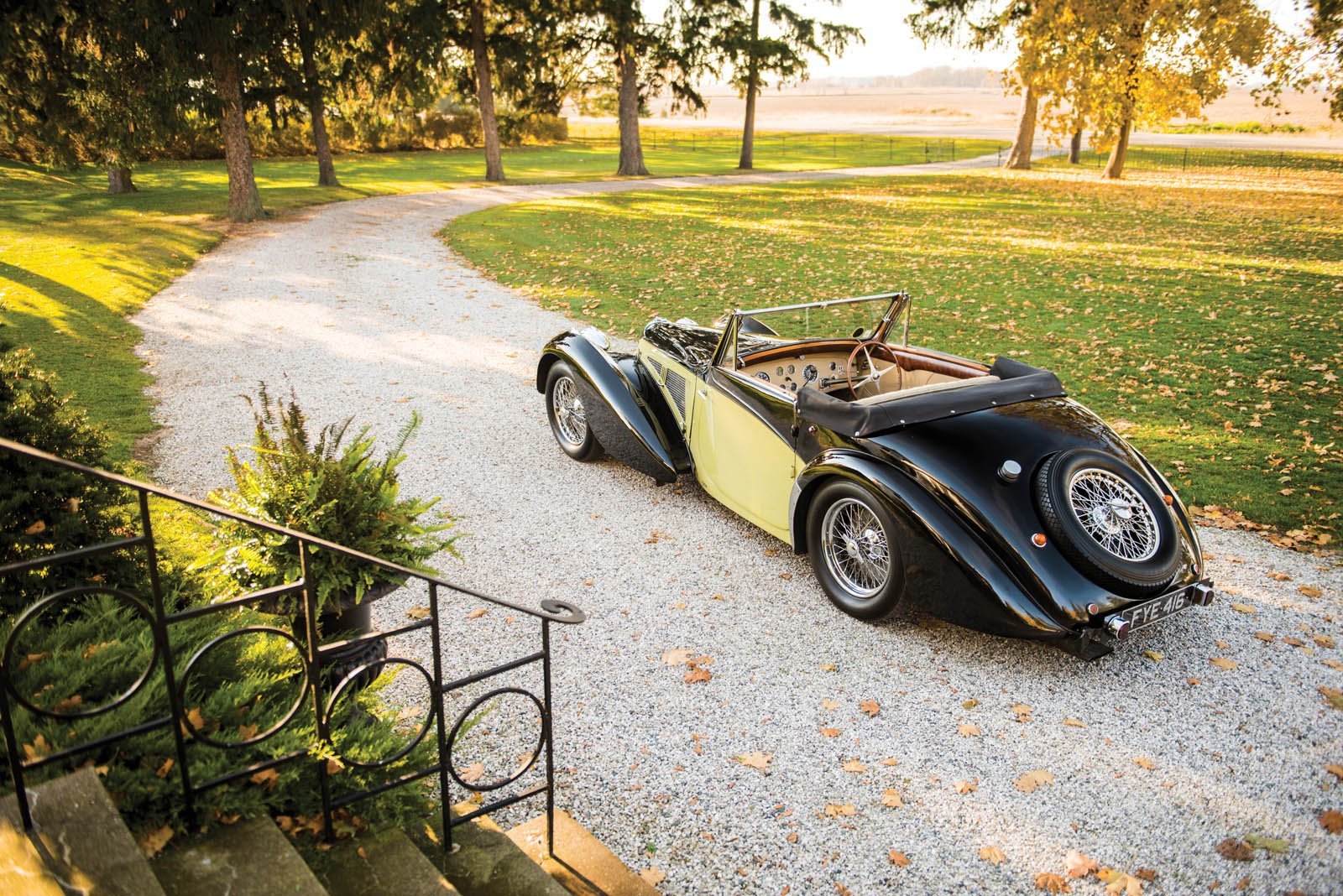 Уникальный Bugatti Type 57S 1937 года был продан по рекордной цене (3).jpg