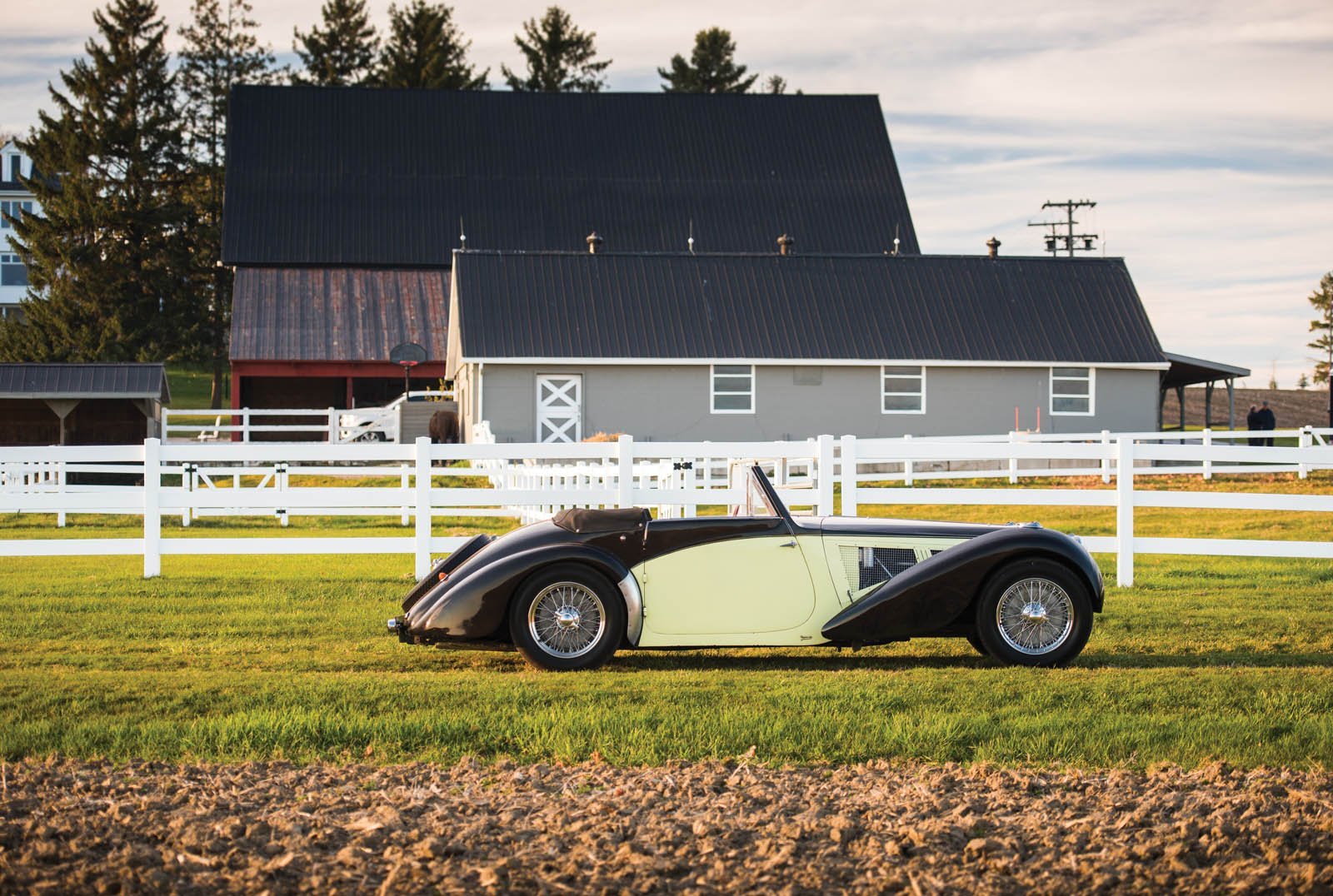 Уникальный Bugatti Type 57S 1937 года был продан по рекордной цене (2).jpg
