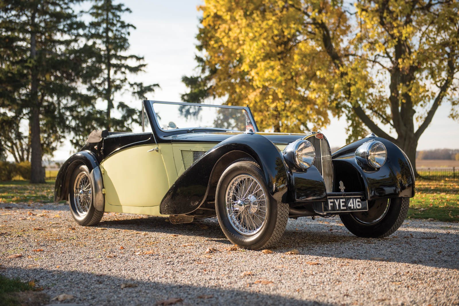 Уникальный Bugatti Type 57S 1937 года был продан по рекордной цене (1).jpg