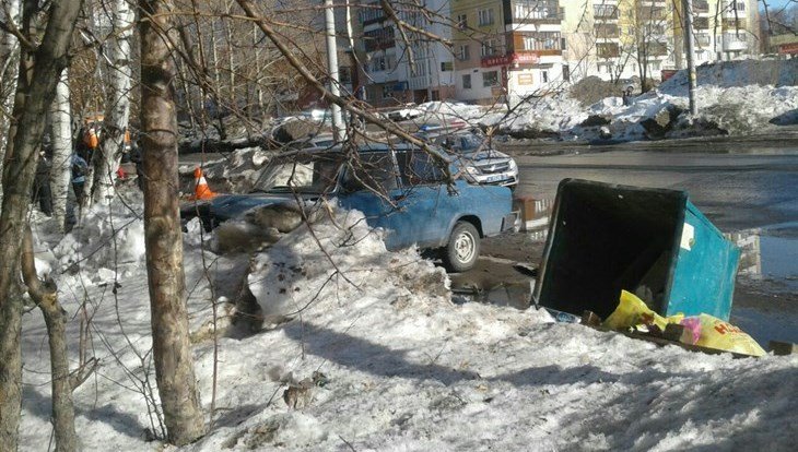 В Томске после ДТП мусорный бак придавил женщину-пешехода (2).jpg
