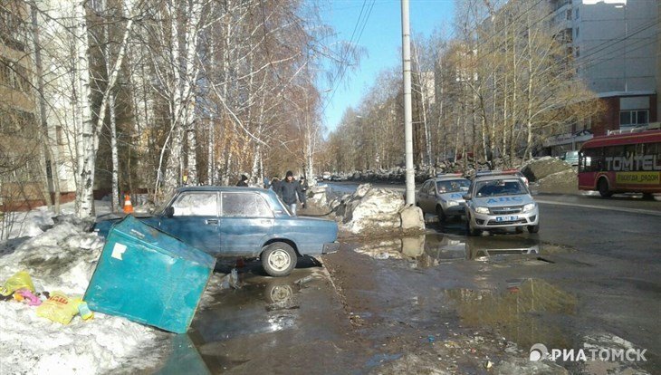 В Томске после ДТП мусорный бак придавил женщину-пешехода (1).jpg