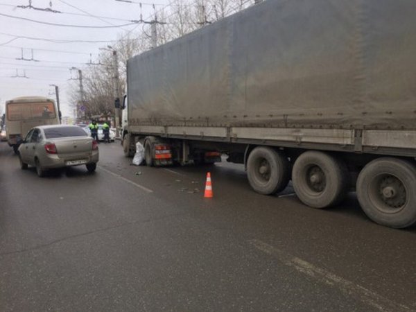 В Кирове фура насмерть сбила мужчину В Кирове фура насмерть сбила мужчину (3).jpg