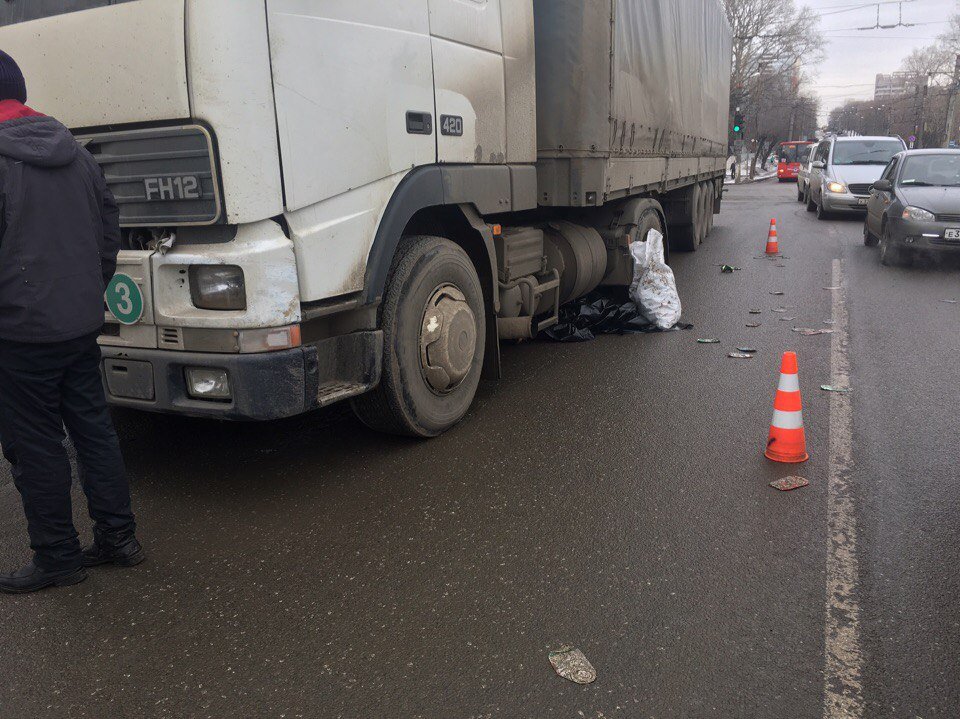 В Кирове фура насмерть сбила мужчину В Кирове фура насмерть сбила мужчину (1).jpg