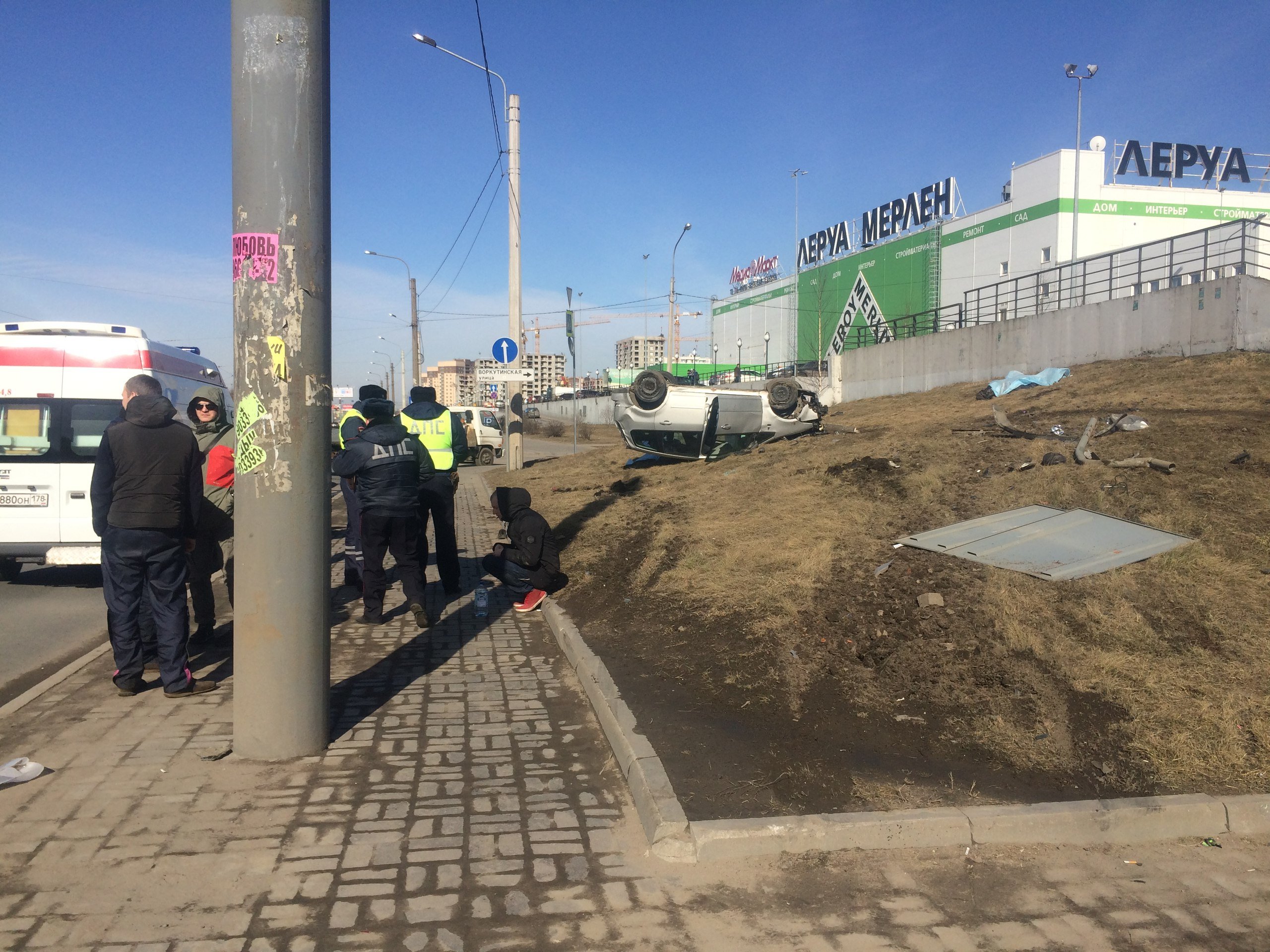 В Петербурге автомобиль вылетел на тротуар и насмерть сбил двух человек (5).jpg