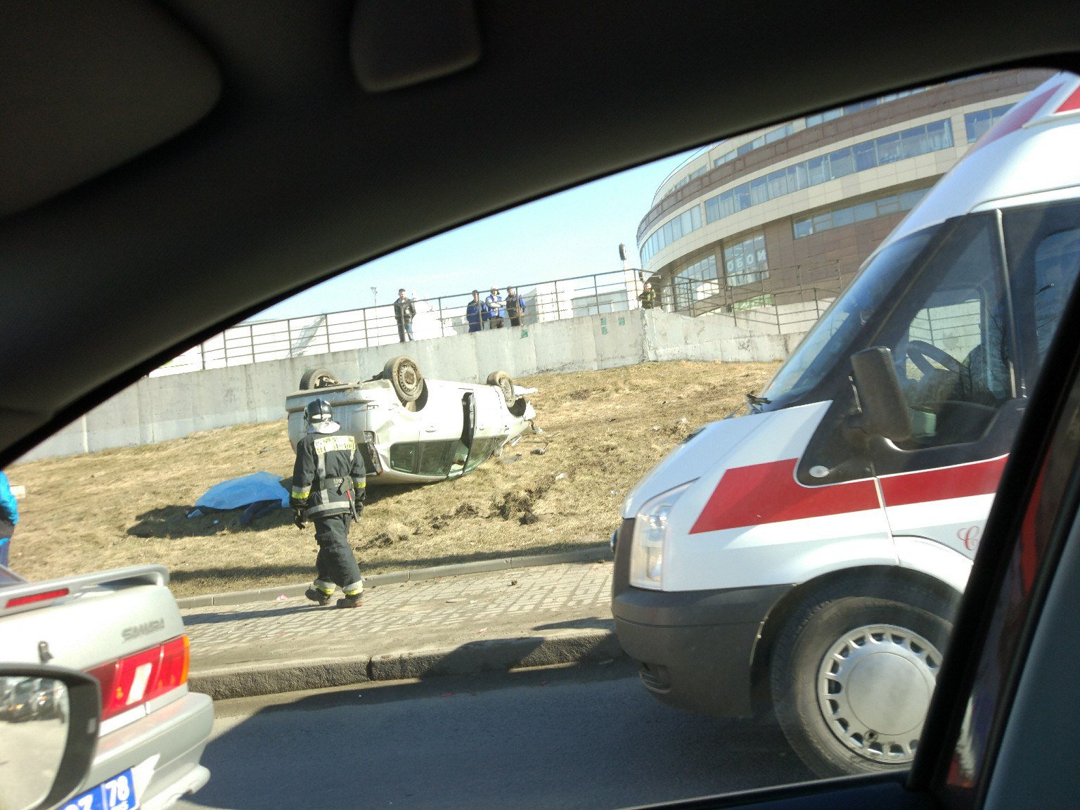В Петербурге автомобиль вылетел на тротуар и насмерть сбил двух человек (2).jpg