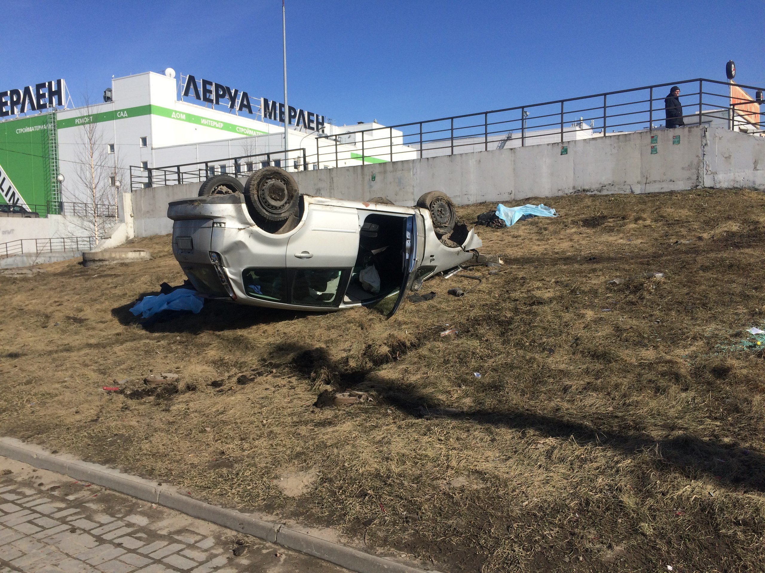 В Петербурге автомобиль вылетел на тротуар и насмерть сбил двух человек (4).jpg