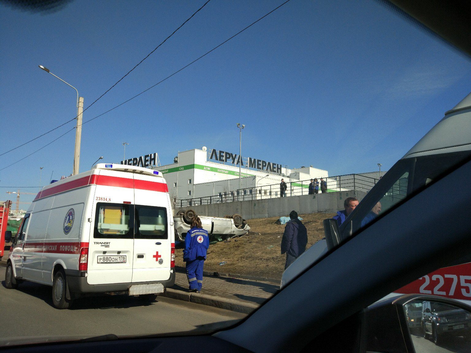 В Петербурге автомобиль вылетел на тротуар и насмерть сбил двух человек (3).jpg