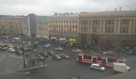 Взрыв в метро Петербурга спровоцировал транспортный коллапс (2).jpg