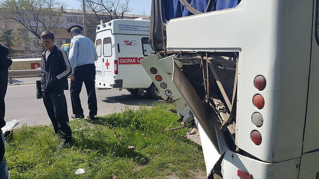 В Крыму в ДТП с двумя автобусами пострадали более 10 человек (5).jpg
