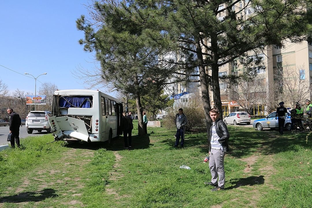 В Крыму в ДТП с двумя автобусами пострадали более 10 человек (6).jpg