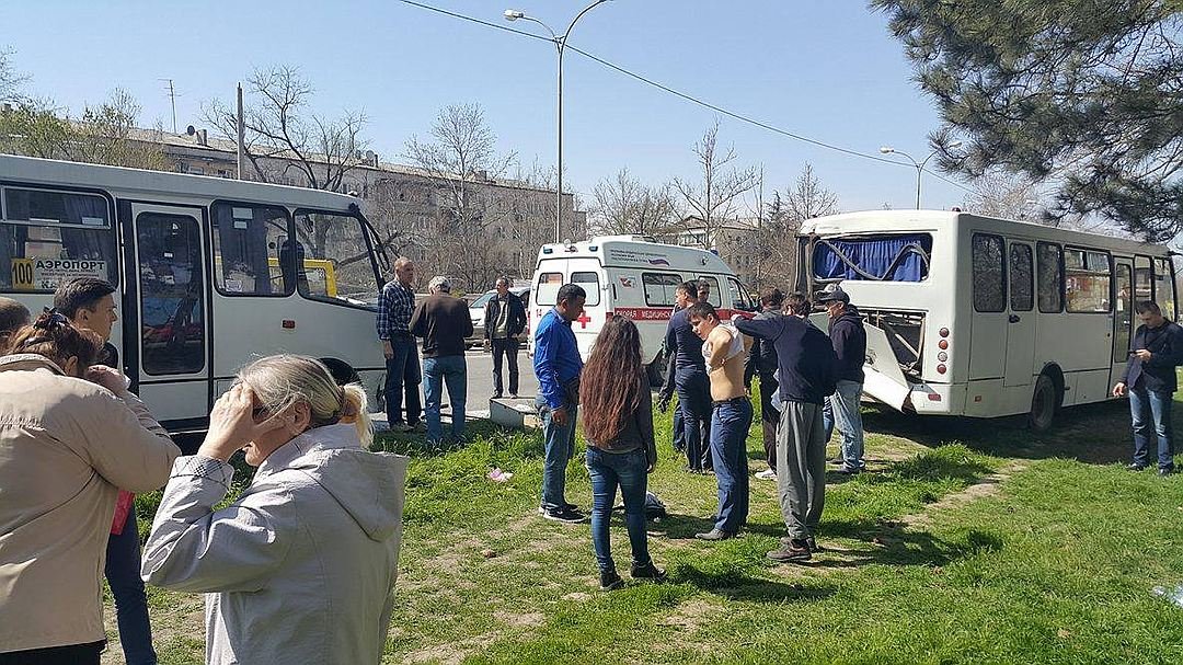 В Крыму в ДТП с двумя автобусами пострадали более 10 человек (3).jpg