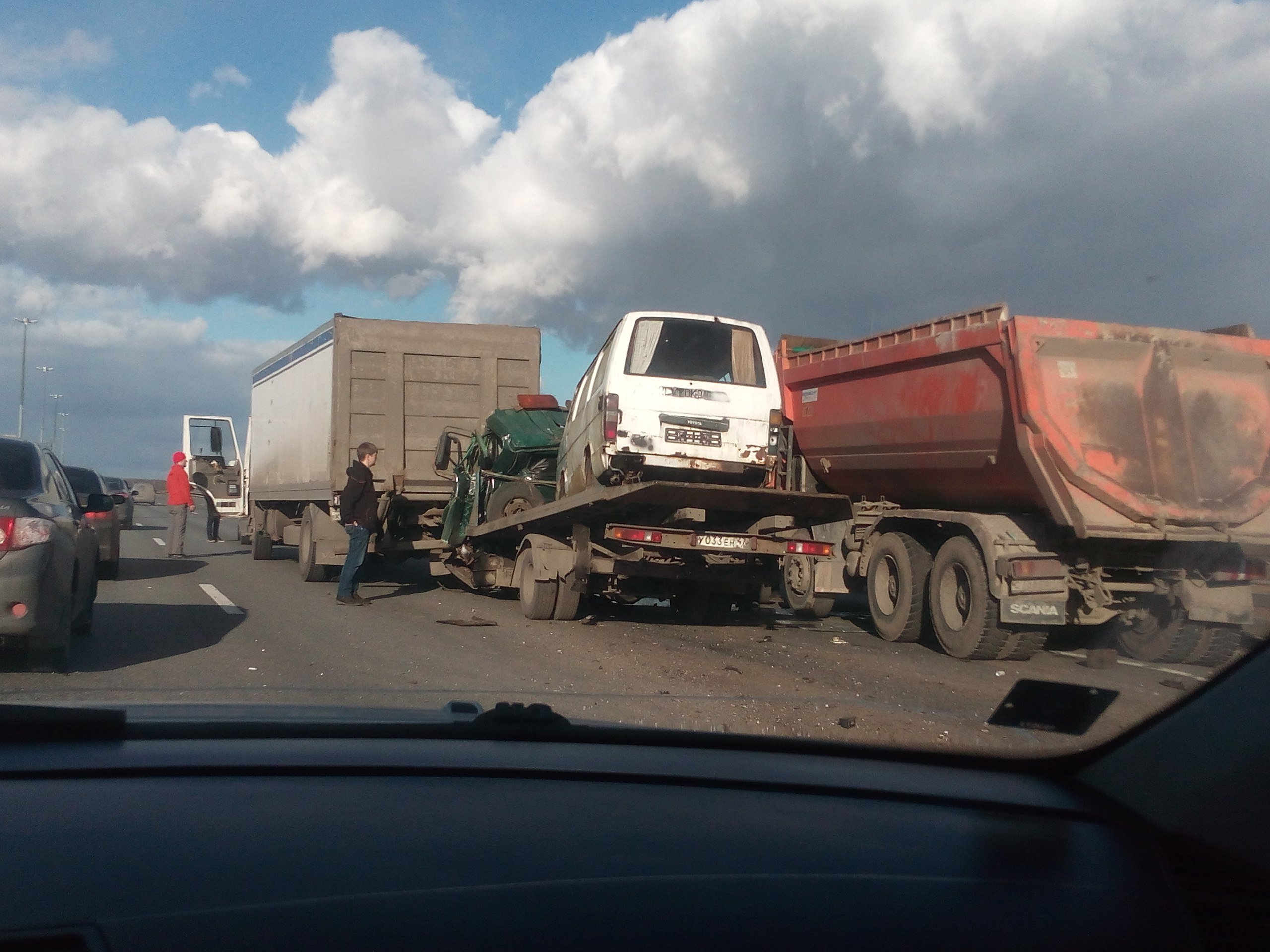 На КАД под Петербургом погиб водитель эвакуатора