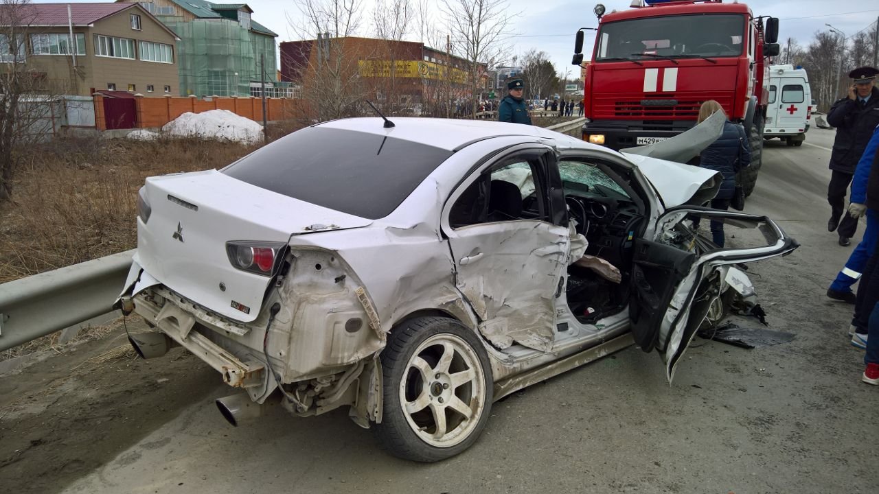 Два человека погибло в результате ДТП с участием трех автомобилей, случившегося сегодня, 8 апреля, на проспекте Мира в Южно-Сахалинске