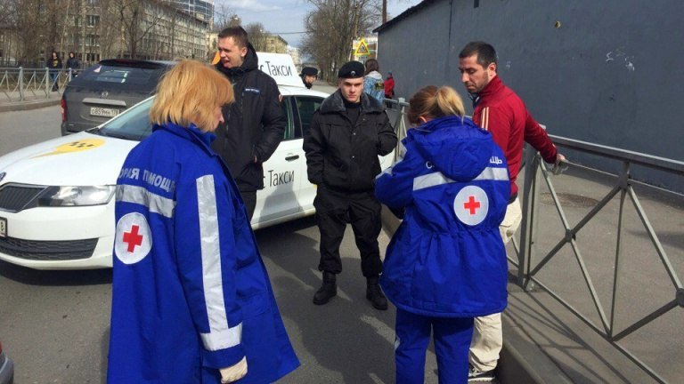 В Петербурге таксиста в состоянии наркотического опьянения задержали, когда тот сдавал назад по встречке В Петербурге задержали таксиста в состоянии наркотического опьянения