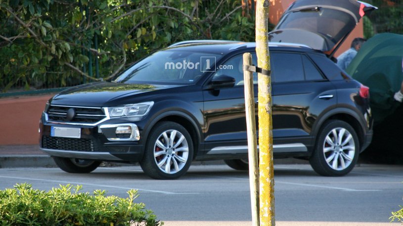 Ещё не вышедший компактный кроссовер T-Roc сфотографирован без камуфляжа