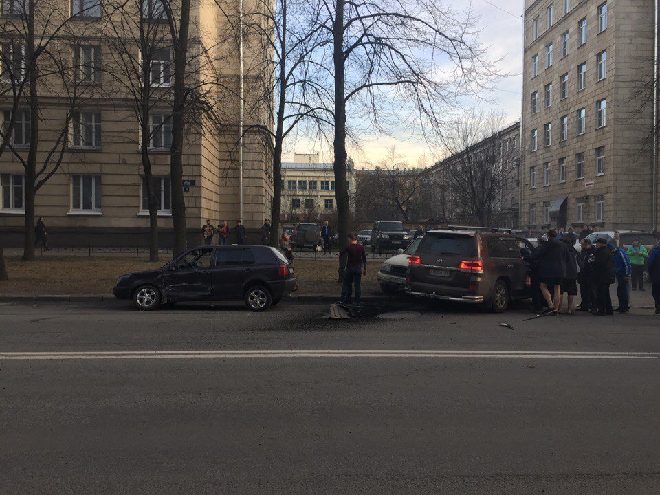 Массовое ДТП в Петербурге: водителю Toyota Land Cruiser стало плохо за рулем водителю Toyota Land Cruiser стало плохо за рулем