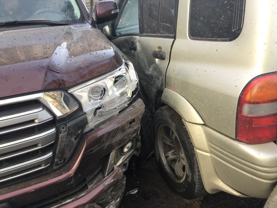 Массовое ДТП в Петербурге: водителю Toyota Land Cruiser стало плохо за рулем водителю Toyota Land Cruiser стало плохо за рулем
