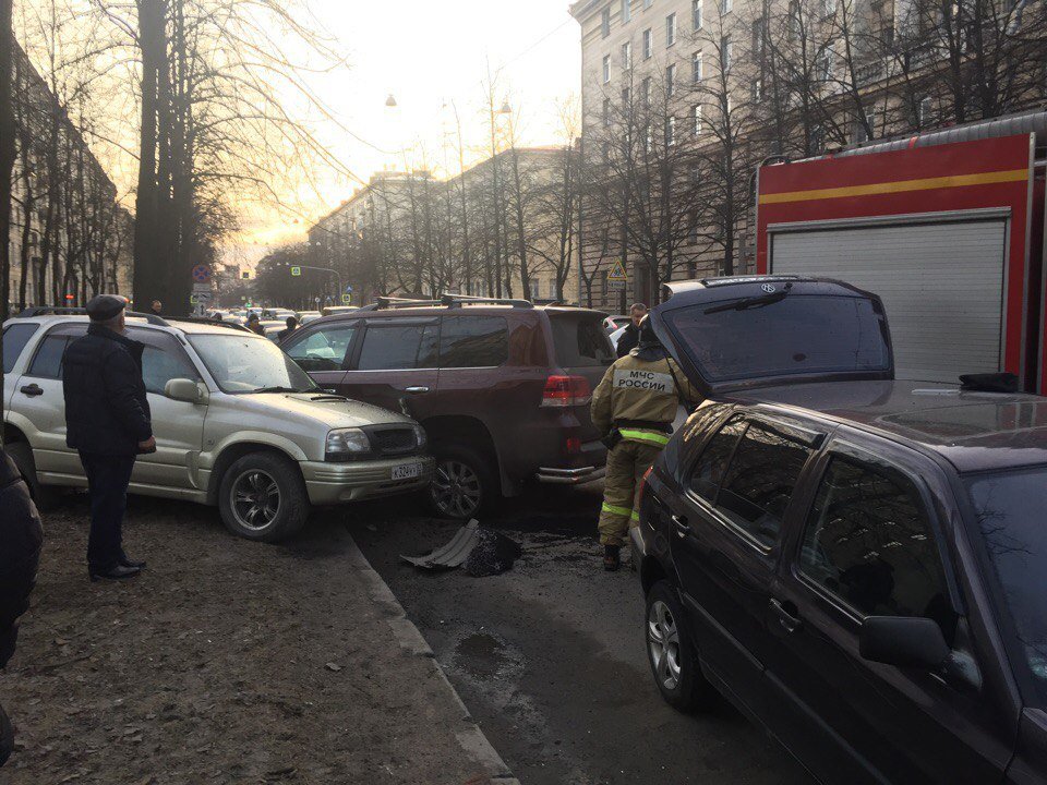 Массовое ДТП в Петербурге: водителю Toyota Land Cruiser стало плохо за рулем водителю Toyota Land Cruiser стало плохо за рулем