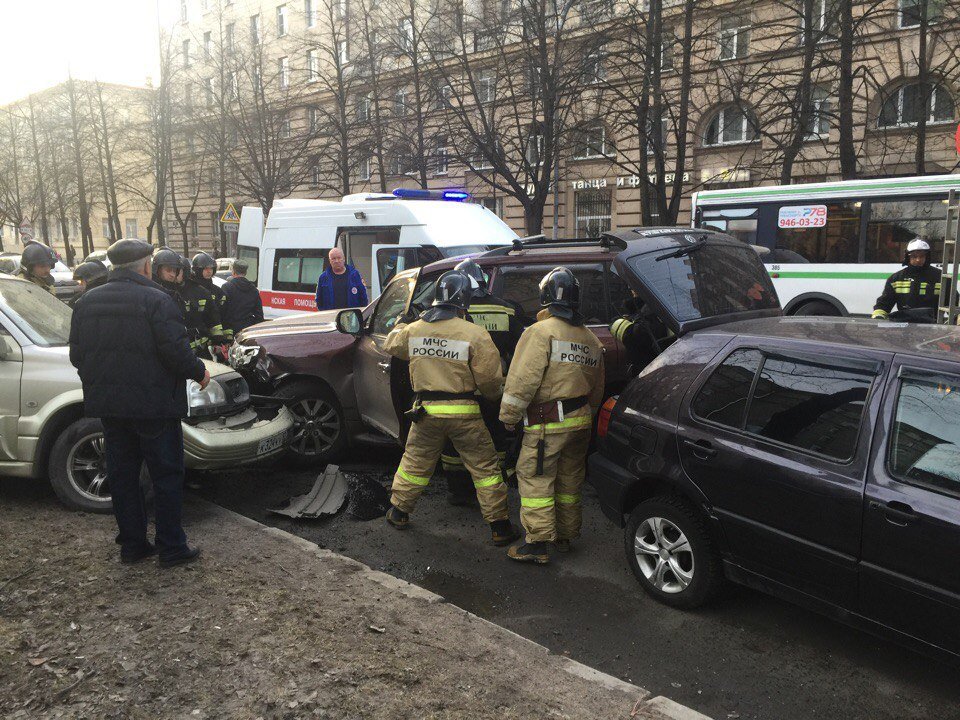 Массовое ДТП в Петербурге: водителю Toyota Land Cruiser стало плохо за рулем водителю Toyota Land Cruiser стало плохо за рулем