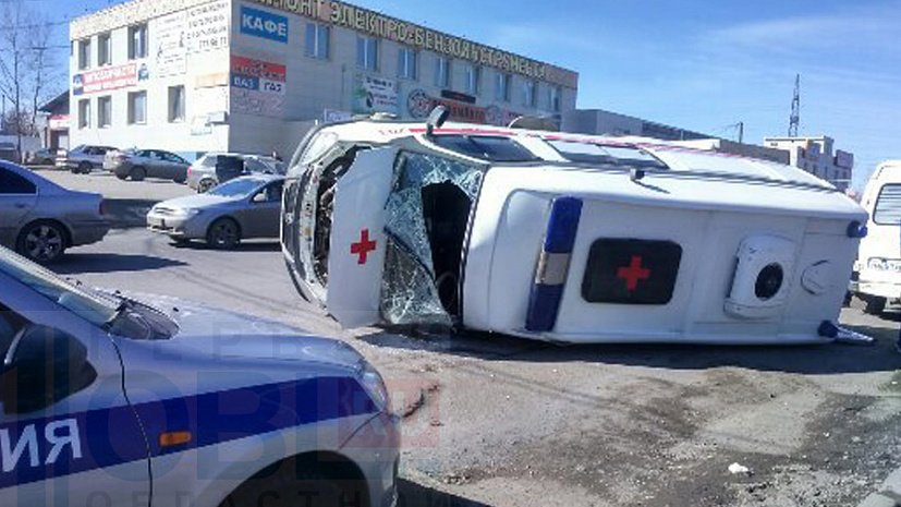 «Скорая помощь», спешившая на вызов, перевернулась в результате ДТП в Челябинске «Скорая помощь», спешившая на вызов, перевернулась в результате ДТП в Челябинске