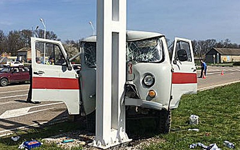 На Кубани в ДТП со «скорой» пострадали три человека На Кубани в ДТП со «скорой» пострадали три человека