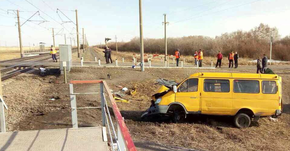 Под Омском школьный автобус сбит грузовым поездом, есть погибшие Под Омском школьный автобус сбит грузовым поездом, есть погибшие, 14 апреля